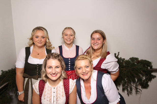 FotoKastl_Kathrein_Tanz_Goldbrunnhof_20231117_0208 | Vermietung und Verleih von Fotobox mit Drucker in Kärnten, Völkermarkt, Klagenfurt, Wolfsberg, St. Veit, Villach. Für ihre Hochzeit, Polterabend, Geburtstagsfeier, Firmen Feier, Weihnachtsfeier. Anlieferung oder Selbstabholung mit Drucker  Fotos digital - Realisiert mit Pictrs.com