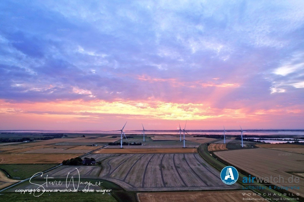 Windpark - Simonsberg | Entdecken Sie atemberaubende Luftbilder und Fotografien auf airwatch.de - Tauchen Sie ein in eine Welt voller faszinierender Aufnahmen aus der Vogelperspektive.
