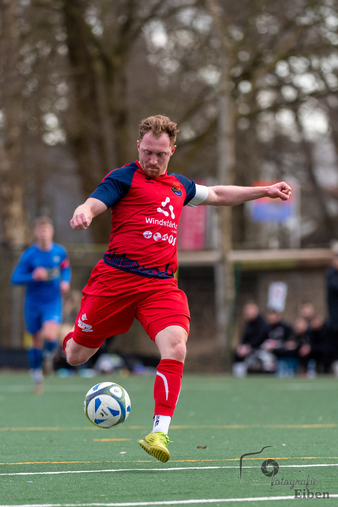 GVO Oldenburg-VFL Germania Leer | Herren Bezirks-Testspiel; GVO Oldenburg (rot)-VFL Germania Leer (blau) am 02.03.2025 in Oldenburger (Sportpark Osternburg); Photo: Philip Eiben 2025 - Realized with Pictrs.com