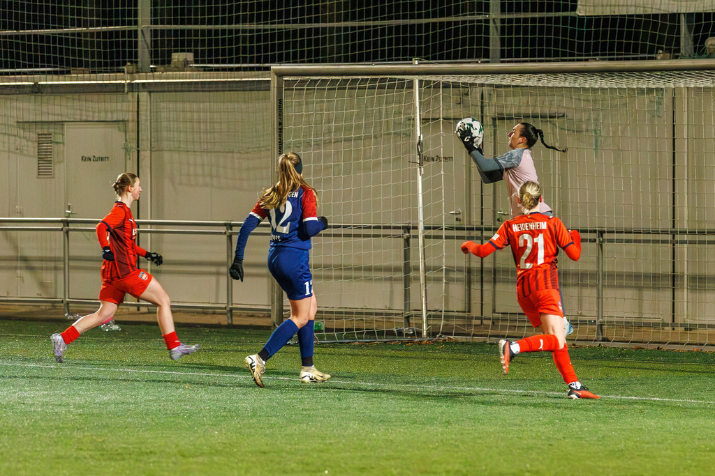 FCHFCE_251121_3621 | 1.FC Heidenheim 1846 II vs. FC Ellwangen II, Fußball, Frauen, Bezirksliga, 2025/2026, 10. Spieltag, 22.11.2025 in Heidenheim, Kunstrasen b. Voith-Arena West, Flutlichtspiel(Foto: Michael Bulling) - Realisiert mit Pictrs.com