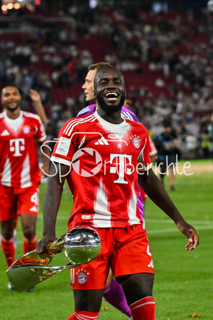 VfB Stuttgart - FC Bayern München | Die Spieler des FC Bayern jubeln nach dem Sieg mit den Fans / Jubelfoto / Siegerfoto / im Bild Joshua KIMMICH (FC Bayern Muenchen 6), Dayot UPAMECANO (FC Bayern Muenchen 2), Manuel NEUER (FC Bayern Muenchen 1) / Franz-Beckenbauer Supercup: VfB Stuttgart - FC Bayern München; MHP Arena am 16.08.2025