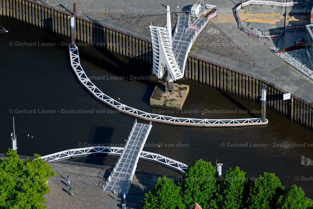 4030194 | BREMEN 01.06.2020 Fluß - Brückenbauwerk und Klappbrücke zur Überquerung " Schönbecker Aue " an der Straße Am Vegesacker Hafen im Ortsteil Vegesack in Bremen, Deutschland. // River - bridge construction " Schoenbecker Aue " on street Am Vegesacker Hafen in the district Vegesack in Bremen, Germany. Foto: Gerhard Launer