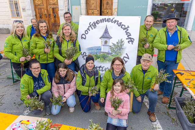 Palmbuschenbinden am Wochenmarkt mit der DG St. Martin | Bildershop von pixelworld.at - Realisiert mit Pictrs.com
