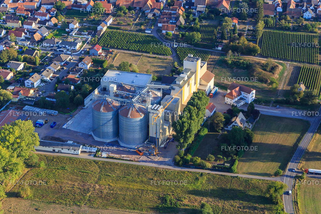 Getreidemühle Cornexo GmbH http://www.cornexo.de/ | Luftbild: Getreidemühle Cornexo GmbH http://www.cornexo.de/ in Freimersheim im Bundesland Rheinland-Pfalz in Deutschland. Foto: IMG_111835.jpg vom 16.09.2018 durch Werner Riehm/FLY-FOTO.de - Realisiert mit Pictrs.com