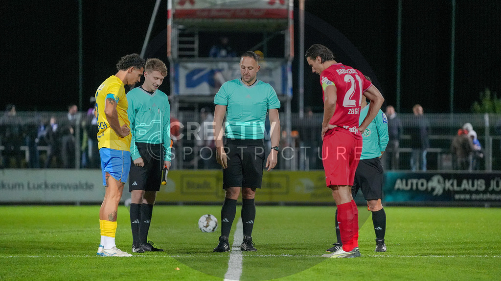 Fußball, Herren, Saison 2025/2026, Regionalliga Nordost, 13. Spieltag, FSV 63 Luckenwalde vs. SV Babelsberg 03, Freitag 24.10.2025, Werner-Seelenbinder-Stadion Luckenwalde, | Fußball, Herren, Saison 2025/2026, Regionalliga Nordost, 13. Spieltag, FSV 63 Luckenwalde vs. SV Babelsberg 03, Freitag 24.10.2025, Werner-Seelenbinder-Stadion Luckenwalde, Im Bild: Die Seitenwahl bei Schiedsrichter Henry Müller. - Realisiert mit Pictrs.com