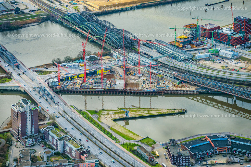 Hamburg_Elbbrücken_Elbtower_Baustelle_ELS_2987040223 | HAMBURG 04.02.2023 Baustelle zum Neubau des Hochhaus- Gebäudekomplexes " Elbtower " an der Zweibrückenstraße zwischen Oberhafenkanal und Norderelbe im Ortsteil HafenCity in Hamburg, Deutschland. Weiterführende Informationen bei: Adolf Lupp GmbH + Co KG,  Akustik-Ingenieurbüro Moll GmbH,  BTB Betontechnik GmbH,  David Chipperfield Architects - Gesellschaft von Architekten mbH,  Ed. Züblin AG,  Implenia AG,  LV Baumanagement AG,  NOBU HOTELS CORPORATE OFFICE,  SIGNA HOLDING GMBH. // Construction site for new high-rise building complex " Elbtower " on Zweibrueckenstrasse between Oberhafenkanal and Norderelbe in the district HafenCity in Hamburg, Germany. Further information at: Adolf Lupp GmbH + Co KG,  Akustik-Ingenieurbuero Moll GmbH,  BTB Betontechnik GmbH,  David Chipperfield Architects - Gesellschaft von Architekten mbH,  Ed. Zueblin AG,  Implenia AG,  LV Baumanagement AG,  NOBU HOTELS CORPORATE OFFICE,  SIGNA HOLDING GMBH. Foto: Martin Elsen