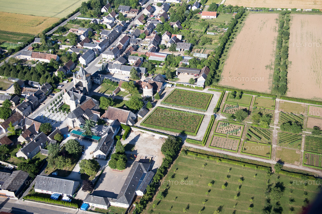 Aerial view: View of the town in Talcy in the state Loir et Cher, France. – Photo: IMG_082194.jpg taken on 06/20/2015 by Werner Riehm/FLY-FOTO.com – Resolution of the original: 5472 x 3648 px