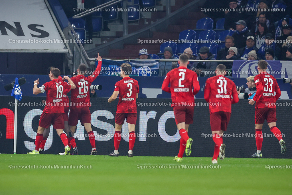 Schalke29112401034 | 29.11.2024, Fußball, FC Schalke 04 - 1. FC Kaiserslautern, 2. Fußball Bundesliga, Veltins-Arena Gelsenkirchen, Saison 2024 2025: Torjubel zum 1:0 durch Ragnar Ache (FCK #9)DFB regulations prohibit any use of photographs as image sequences and or quasi-video.