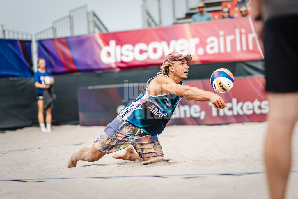 Beachvolleyball | Männer | Allianz German Beach Tour 2024 | Tourstop Kühlungsborn 2 | 15.08.2024 | Ole Schwarmann springt zum Ball