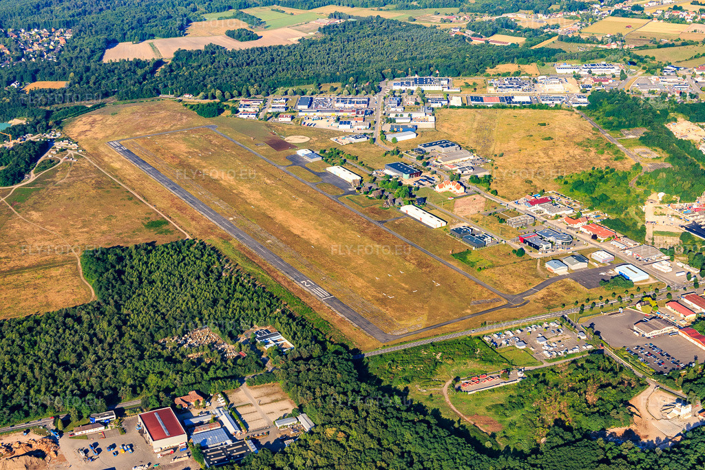 Vue aérienne: Aérodrome de Haguenau (LFSH) à le quartier Zone Activite Aerodrome in Hagenau dans le département Bas Rhin, France – .Photo: IMG_082934.jpg prise le 26/06/2015 par Werner Riehm/FLY-FOTO.eu – Résolution de l'original: 5472 x 3648 px