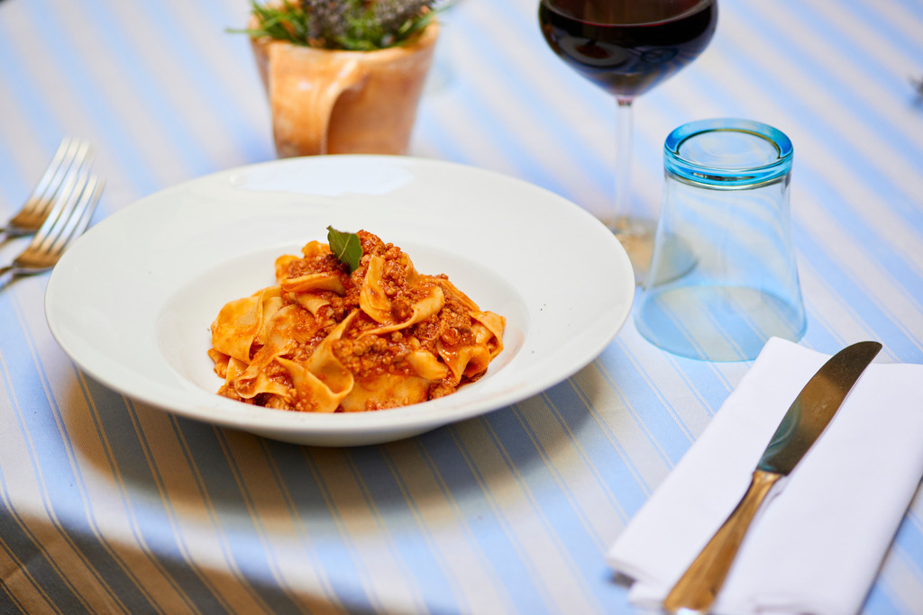 Nudelgericht mit Fleischragout | Cortona, Italien - August 29, 2016: Residenza Storica Dolce Maria; Nudelgericht mit Fleischragout. - Realisiert mit Pictrs.com