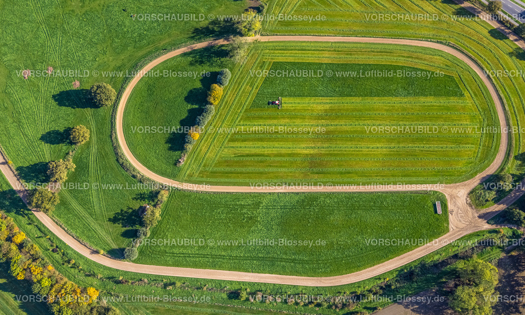 Moers221003847 | Luftbild, Wanderweg am Moersbach, Feld und Wiiesenarbeit mit Traktor, Rheinkamp-Utfort, Moers, Ruhrgebiet, Nordrhein-Westfalen, Deutschland