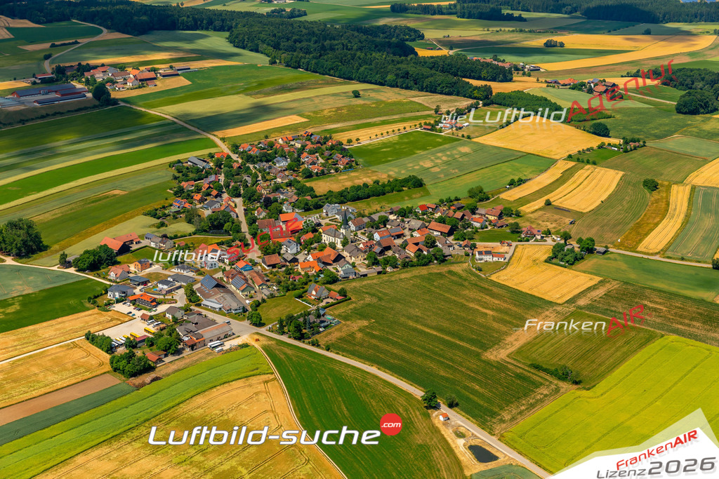 Das Luftbild zeigt : Aichkirchen Hemau - Die Luftaufnahme wurde 2023 vom UL-Flugzeug aus erstellt ( keine Drohne ) - Hochauflösende Luftaufnahme - Für grossformatige Ausdrucke geeignet. Die Geschenkidee !Mit Lizenz und Bildrechte bestellbar