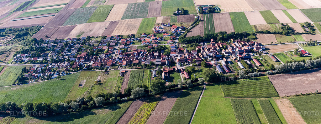 Luftbild: Dorfansicht von Süden in Herxheimweyher im Bundesland Rheinland-Pfalz in Deutschland. Foto: IMG_30776-Bearbeitet.jpg vom 31.07.2010 durch Werner Riehm/FLY-FOTO.deAuflösung des Originals: 6482 x 2515 px