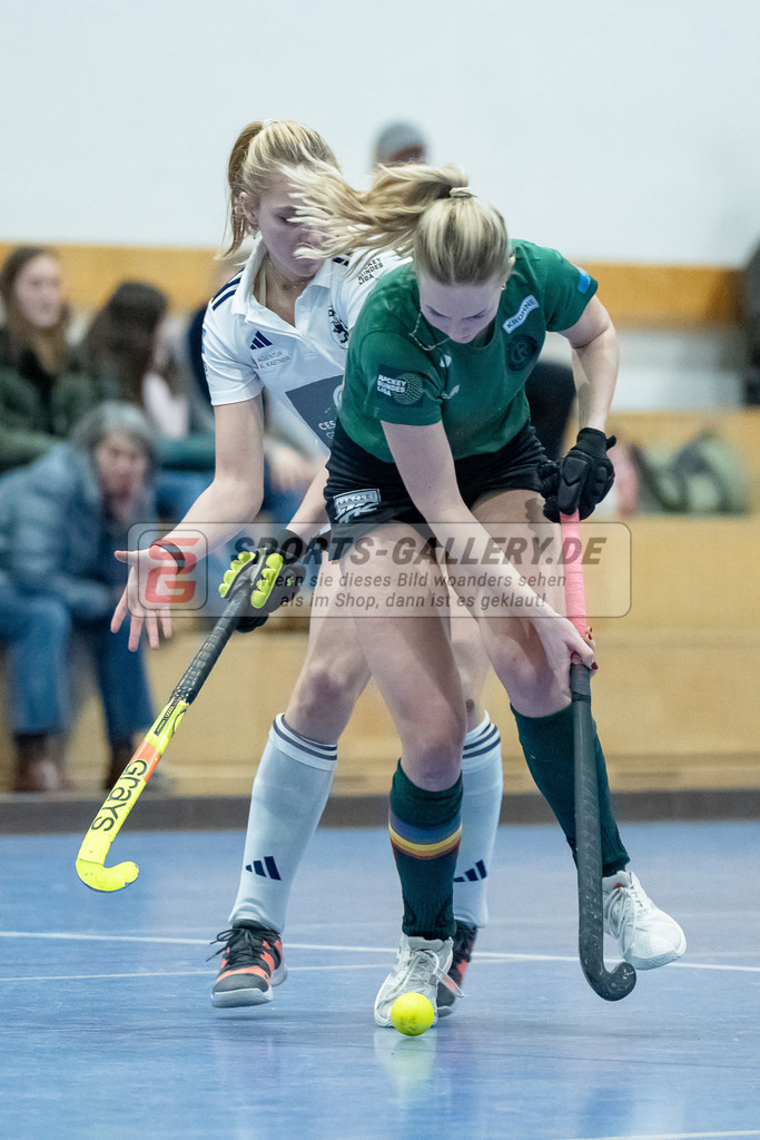 HK_20240113_107886 | 1. Bundesliga Damen Düsseldorfer HC - Club Raffelberg am 13.1.2024 DHC Halle, Düsseldorf , Laetitia Graf ( Düsseldorfer HC #55 ) , Anneke Maertens ( Club Raffelberg #15 )