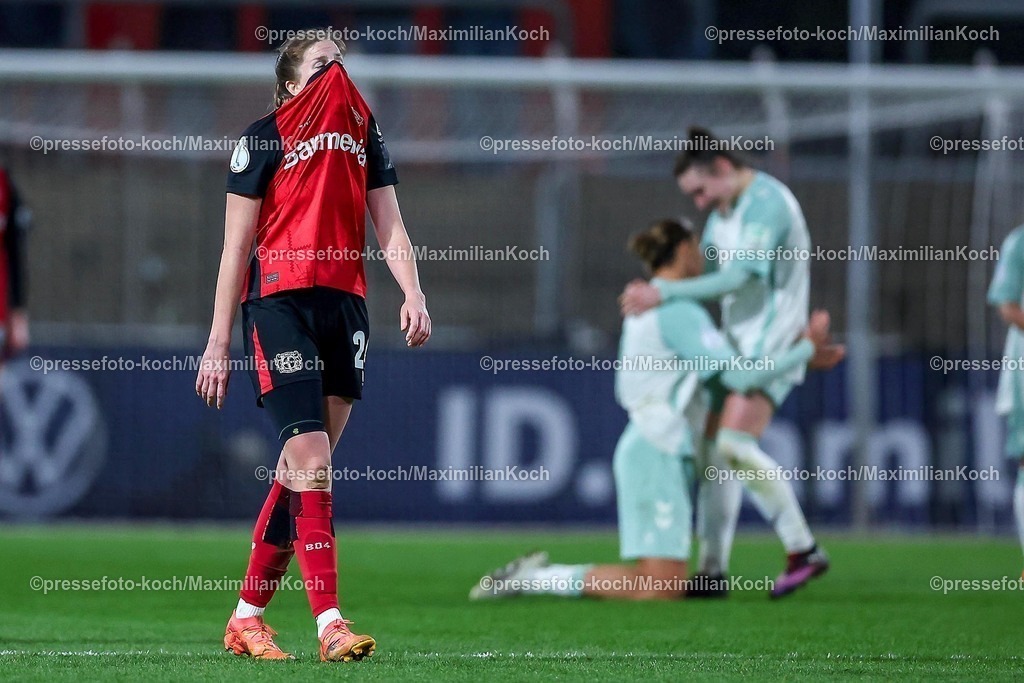 Lev12022501070 | 12.02.2025, Fußball, DFB-Pokal Viertelfinale Frauen, Bayer 04 Leverkusen - SV Werder Bremen, Ulrich-Haberland-Stadion, Saison 2024 2025: Enttäuschung nach der 0:1 Niederlage und dem Ausscheiden aus dem DFB-Pokal. Lilla Turanyi (Bayer04 #24) enttäuscht auf dem SpielfeldDFB regulations prohibit any use of photographs as image sequences and or quasi-video.