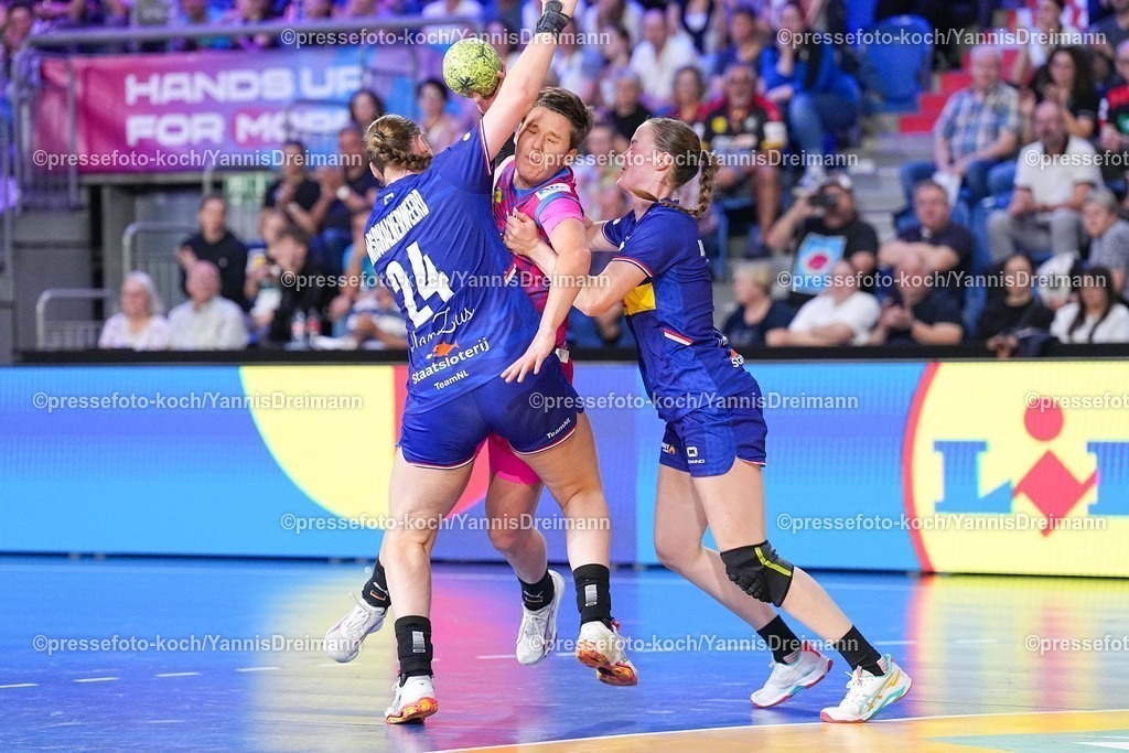 xydrx21092501045 | 21.09.2025, xydrx, Handball, Frauen Länderspiel, Deutschland - Niederlande, YAILA Arena: Romee Maarschalkerweerd (NED #24) und Alieke van Maurik (NED #4) im Zweikampf gegen Alina Grijseels (GER #4)