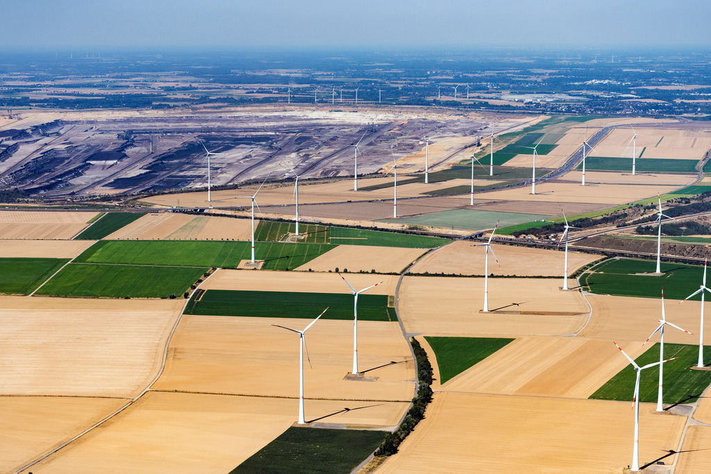 dr__0097902.jpg | GARZWEILER 25.08.2022 Gelände des Tagebau Garzweiler im Bundesland Nordrhein-Westfalen. Der Braunkohlentagebau im Rheinischen Braunkohlerevier, der aus den Abbaugebieten Garzweiler I ( früher: Großtagebau Garzweiler ) und II besteht und auch Grube Neurath genannt wird, wird von der RWE Power betrieben. 