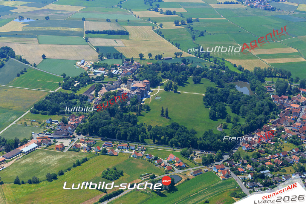 Die Luftaufnahme der Stadt Pommersfelden wurde vom UL-Flugzeug heraus erstellt ( keine Drohne )- hohe Auflösung für beste Qualität