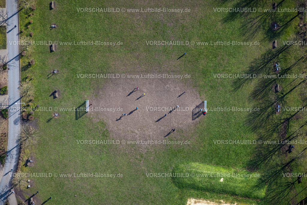 Hamm230216196 | Luftbild, Bundesverwaltungsamt Hamm, Sportplatz mit Fußballspielern, Zentrale Unterbringungseinrichtung für Flüchtlinge (ZUE), Uentrop, Hamm, Ruhrgebiet, Nordrhein-Westfalen, Deutschland