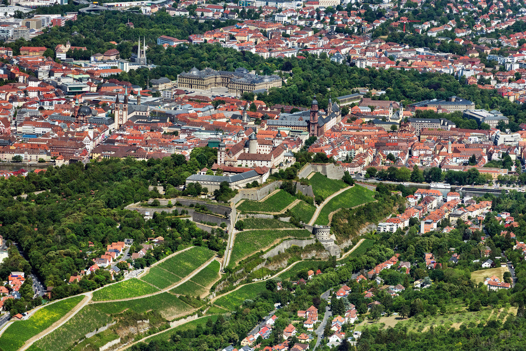 dr__0095927.jpg | WüRZBURG 06.07.2022 Festung Marienberg über dem Main in Würzburg im Bundesland Bayern, Deutschland. Weiterführende Informationen bei: Bayerische Verwaltung der staatlichen Schlösser, Gärten und Seen. // Fortress Festung Marienberg above the Main river in Wuerzburg in the state Bavaria, Germany. Further information at: Bayerische Verwaltung der staatlichen Schloesser, Gaerten und Seen. Foto: Daniel Reiter