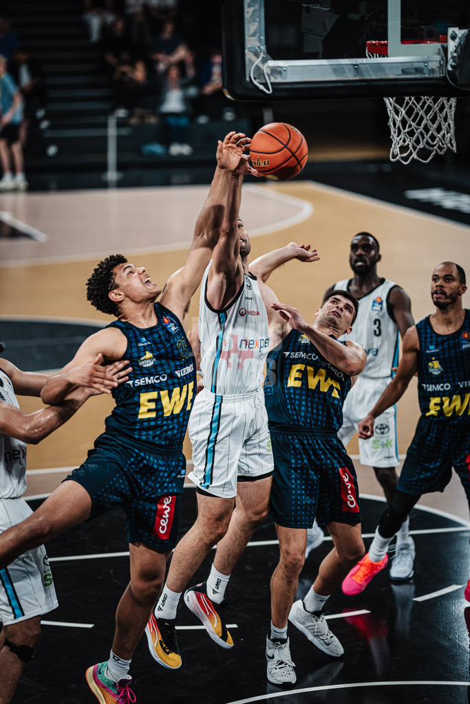 Basketball | Männer | Saison 2024/2025  | easyCredit Basketball Bundesliga | Testspiel | Veolia Towers Hamburg vs. EWE Baskets Oldenburg | 25.08.2024 | Rebound-Szene v.l. Colin Schroeder (#29, EWE Baskets Oldenburg), Benedikt Turudic (#44, Veolia Towers Hamburg) und Kyle Rode (#22, EWE Baskets Oldenburg)