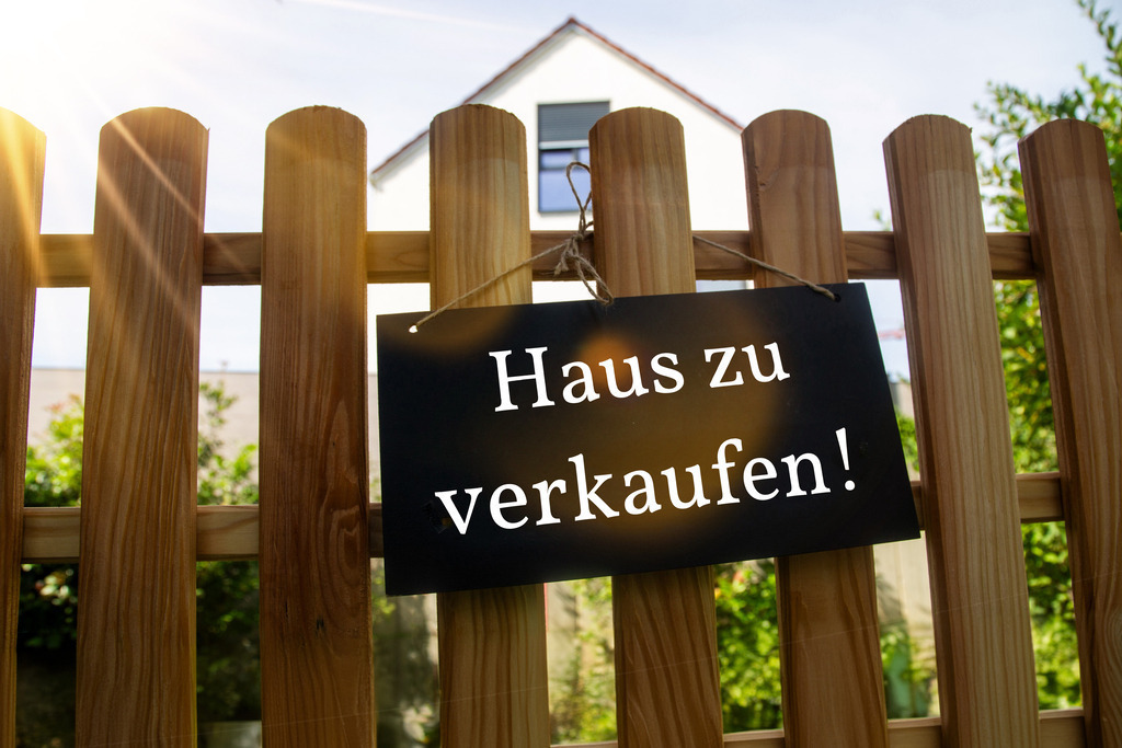 Haus zu verkaufen Vorlage / Schild: Schild mit der Aufschrift HAUS ZU VERKAUFEN an einem Holzzaun | Bilder und Grußkarten für Homepage, WhatsApp & Co.; Ohne Abo Lizenzierbar, Betriebsferien, Schulferien, Silvestergrüße, Mitarbeitersuche, Betriebsausflug, Betriebsurlaub, Wir stellen Dich ein, Wir suchen Dich - Realisiert mit Pictrs.com