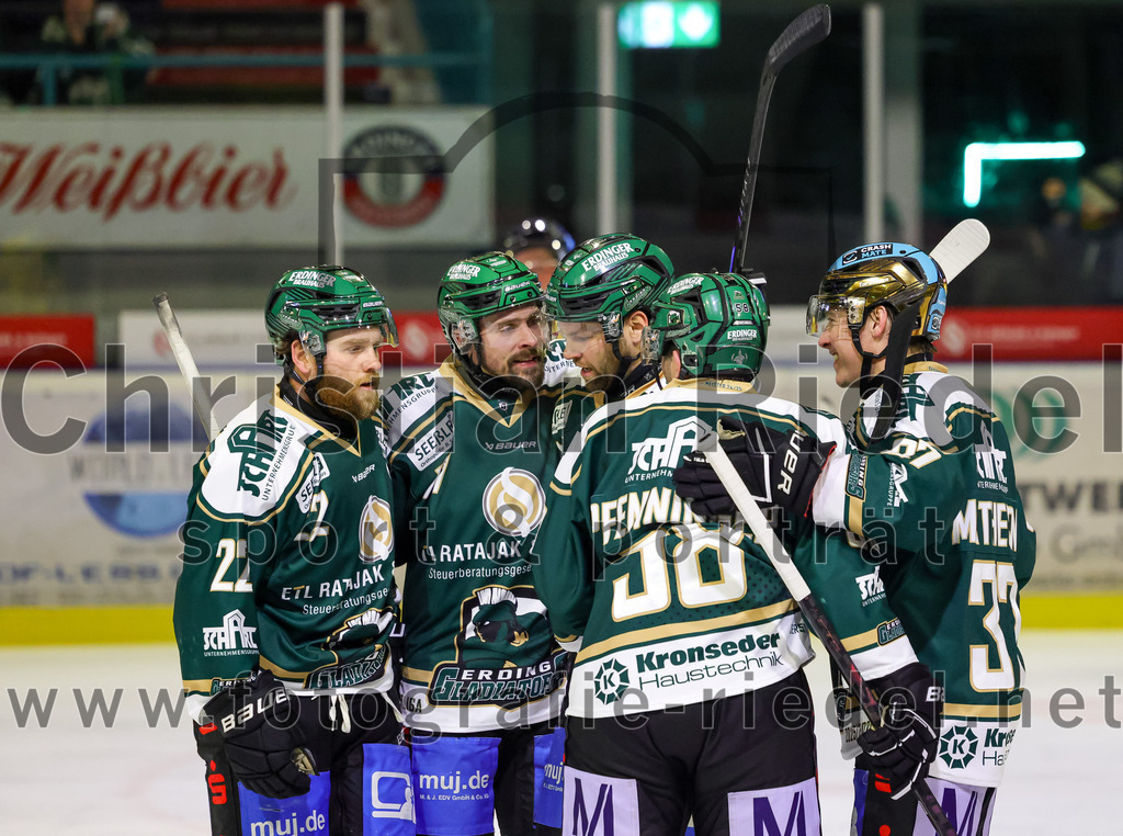 2025-12-28_159_TSV_Erding_gegen_onesto_Tigers_Bayreuth | Erding, Deutschland, 28.12.2025:Eishockey, Oberliga Süd 2025 / 2026, 31. Spieltag, TSV Erding gegen onesto Tigers Bayreuth, Endergebnis: 6:5 n.V.Grady Hobbs (Erding Gladiators, #22), Philipp Michl (Erding Gladiators, #77), Markus Eberhardt (Erding Gladiators, #94), Paul Pfenninger (Erding Gladiators, #58), Thomas Matheson (Erding Gladiators, #37)Foto: Christian Riedel / fotografie-riedel.net