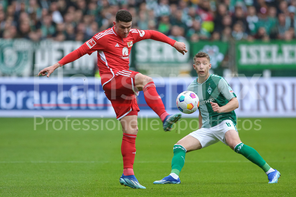 Fussball, Bundesliga, SV Werder Bremen - 1. FC Union Berlin | v.li.: Robin Gosens (1. FC Union Berlin, 6) ist vor Mitchell Weiser (SV Werder Bremen, 8) am Ball, im Zweikampf, Duell, Dynamik, Aktion, Action, Spielszene, DIE DFL-RICHTLINIEN UNTERSAGEN JEGLICHE NUTZUNG VON FOTOS ALS SEQUENZBILDER UND/ODER VIDEOÄHNLICHE FOTOSTRECKEN. DFL REGULATIONS PROHIBIT ANY USE OF PHOTOGRAPHS AS IMAGE SEQUENCES AND/OR QUASI-VIDEO.
