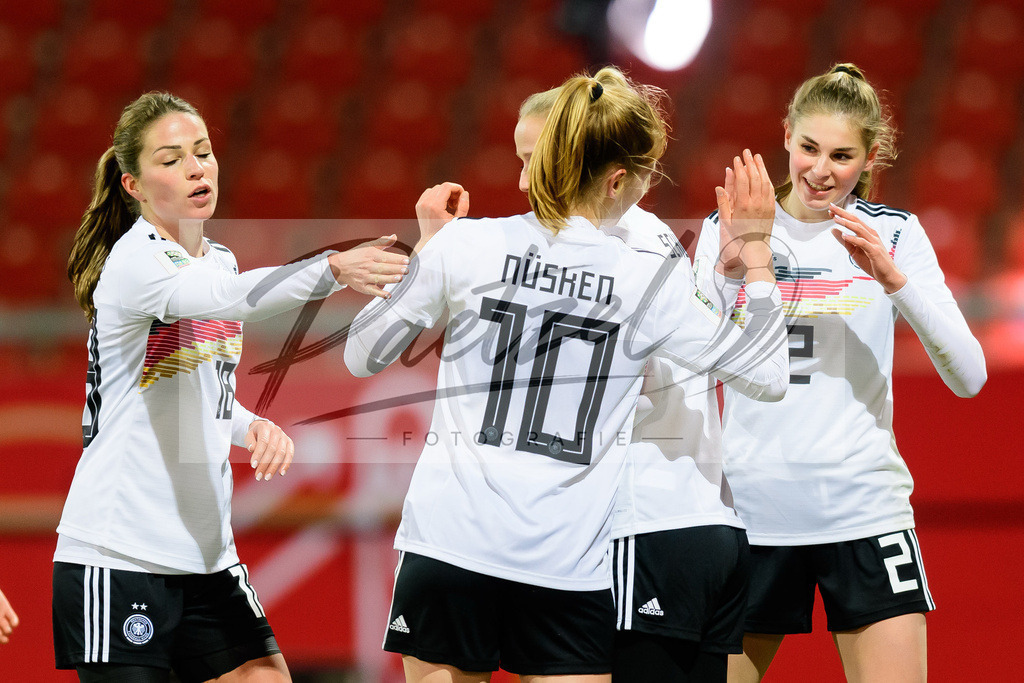 GERTUR20211126_181 | Fussball, Frauen: Jule Brand (Germany) Torjubel, jubelt mit ihrer Mannschaft nach dem Treffer zum 4:0 bei dem Spiel der WM-Qualifikation zwischen Deutschland und Tuerkei im Eintracht-Stadion am 26.11.2021 in Braunschweig, Deutschland. - Realisiert mit Pictrs.com