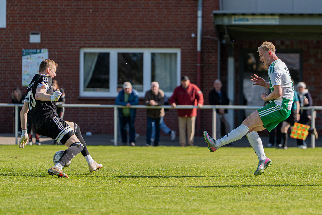 Fußball I Herren I Saison 2025-2026 I Bezirksliga Weser-Ems 4 I 29. Spieltag I TuS Lutten - SV Holdorf I 12479 | jns.sportfotos - Realisiert mit Pictrs.com