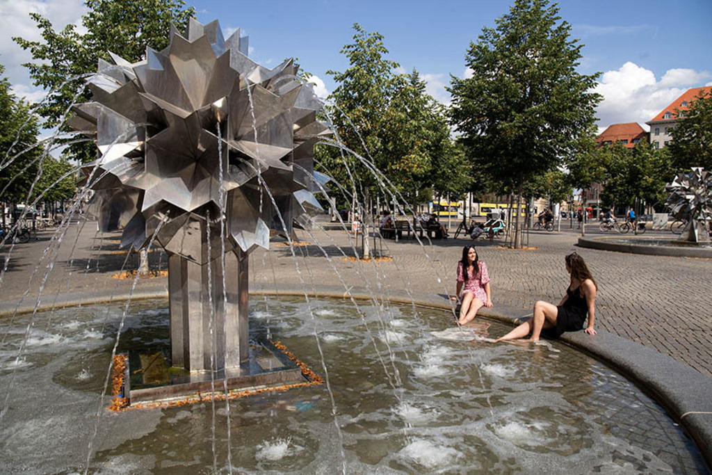 Foto: Leipzig - Pusteblumen-Brunnen | Das Team hinter BILDLEXIKON LEIPZIG bündelt historische wie aktuelle Informationen über die Stadt Leipzig in Text und Bild auf einer Plattform und stellt diese der interessierten Öffentlichkeit zur Verfügung.