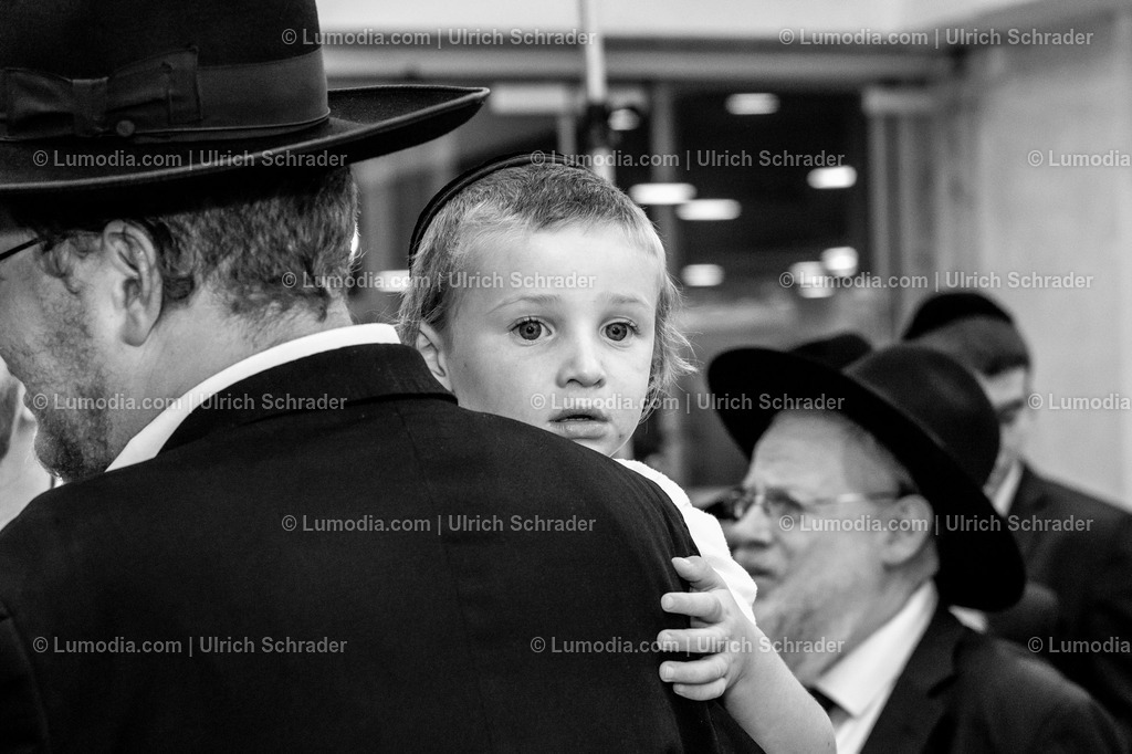 201608_Israel-128 | Jerusalem. Hochzeit von Chaim und Scheffi. „Papa, vergiss mich nicht in diesem Durcheinander hier... Aber es ist alles sehr interessant!“ - Realisiert mit Pictrs.com