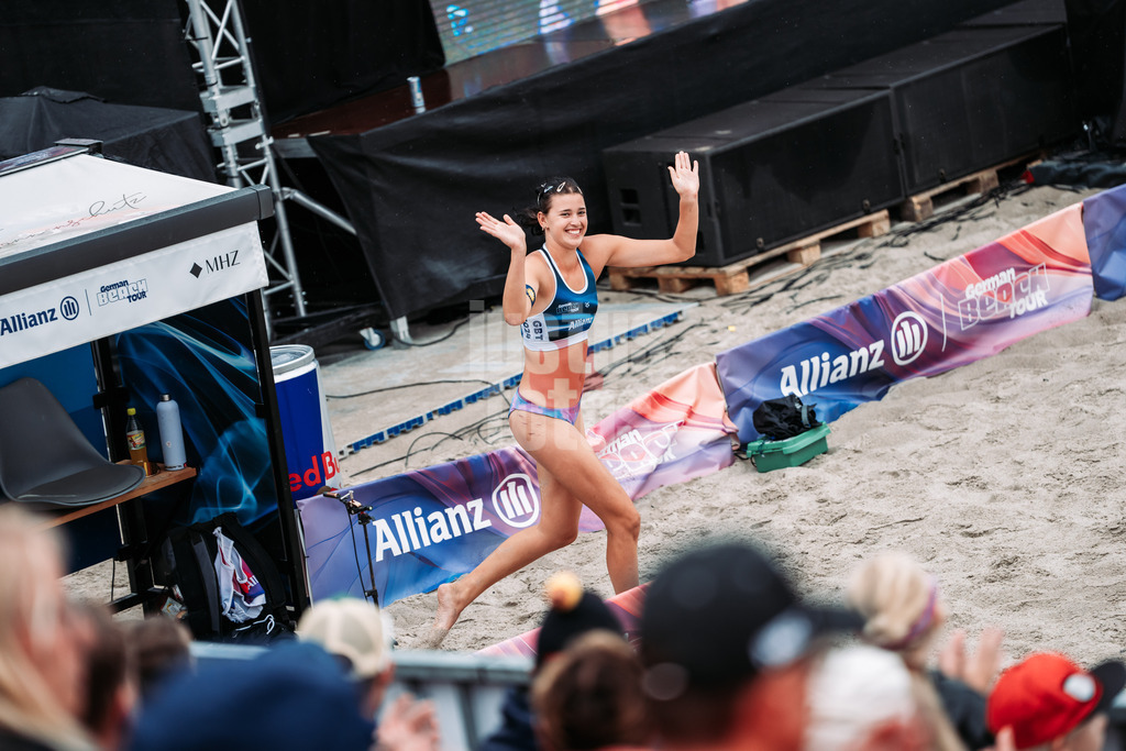 Beachvolleyball | Frauen | Allianz German Beach Tour 2024 | Tourstop Kühlungsborn 2 | 18.08.2024 | Janne Uhl läuft in die Arena ein