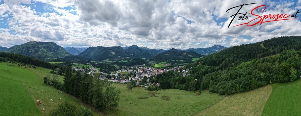 dji_fly_20250824_144338_0030_1756041924200_pano | Mit meiner Kamera halte ich besondere Augenblicke, faszinierende Landschaften und interessante Details fest. Dabei entstehen ganz unterschiedliche Aufnahmen – von stimmungsvollen Landschaftsfotografien und beeindruckenden Drohnenaufnahmen über Pressefotos - Realisiert mit Pictrs.com