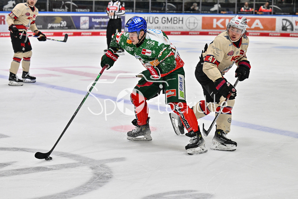 Augsburger Panther - Nürnberg Ice Tigers | im Duell Florian ELIAS (Augsburger Panther #67) und Owen HEADRICK (Nürnberg Ice Tigers #47) / ZWeikampf / DEL: Augsburger Panther - Nuernberg Ice Tigers, Curt Frenzel Stadion am 06.12.2024