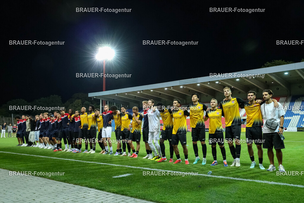 SB_KFCBAU_20250815_6298.JPG -  - KFC Uerdingen - SF Baumberg - Oberliga Niederrhein | Krefeld, Deutschland, 15.08.25: Spieler von KFC Uerdingen feiern mit den Fans während des Oberliga Niederrhein Spiels zwischen KFC Uerdingen - SF Baumberg in der Grotenburg Stadion am 15. August 2025 in Krefeld, Deutschland. (Foto von Stefan Brauer/Brauer-Fotoagentur)