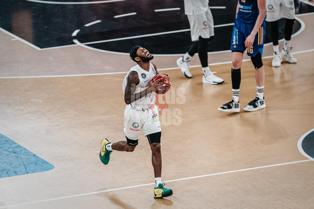 Basketball | Männer | Saison 2023/2024 | easyCredit Basketball Bundesliga | Veolia Towers Hamburg vs. Alba Berlin | 17.04.2024 | Aljami Durham (#42, Veolia Towers Hamburg) sichtlich frustriert enttäuscht und unglücklich ärgert sich