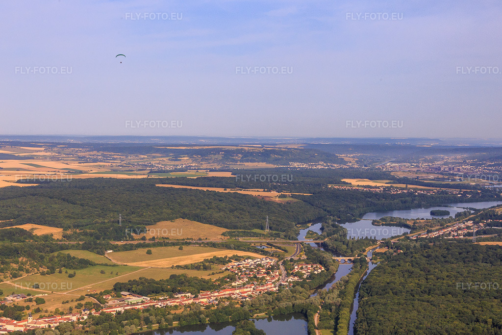Vue aérienne: De nombreux lacs, par ex. Étang du Breuil sur la Moselle à Flavigny-sur-Moselle dans le département Meurthe et Moselle, France – .Photo: IMG_083116.jpg prise le 11/07/2015 par Werner Riehm/FLY-FOTO.eu – Résolution de l'original: 5199 x 3466 px