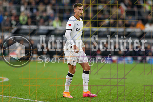 Borussia Mönchengladbach vs SC Freiburg - Bundesliga  | Mönchengladbach, Deutschland, 05.10.25:   Yannik Engelhardt (Borussia Mönchengladbach) schaut waehrend des Spiels der Bundesliga zwischen Borussia Mönchengladbach vs SC Freiburg im Stadion im Borussia Park(Foto von Brauer-Fotoagentur / Adrian Schlueter)