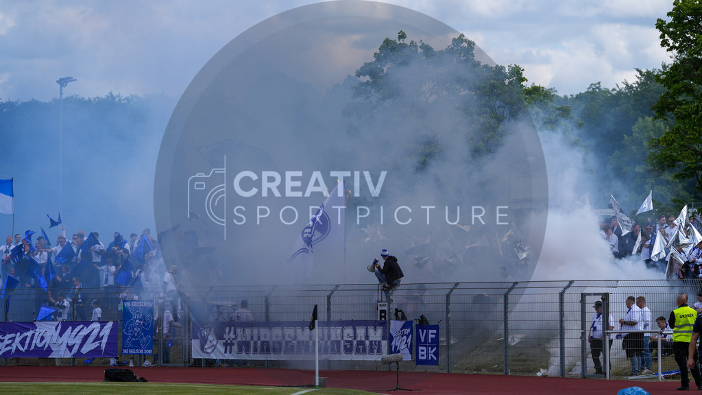 Fußball, Herren, Saison 2024/2025, Finaltag der Amateure 2025, Landespokal Brandenburg, Finale, VfB 1921 Krieschow vs. RSV Eintracht 1949, Samstag 24.05.2025, Volksparkstadion Neuruppin, | Fußball, Herren, Saison 2024/2025, Finaltag der Amateure 2025, Landespokal Brandenburg, Finale, VfB 1921 Krieschow vs. RSV Eintracht 1949, Samstag 24.05.2025, Volksparkstadion Neuruppin, Im Bild: Die Fans des VfB Krieschow zünden vor Spielbeginn Pyrotechnik - Realisiert mit Pictrs.com