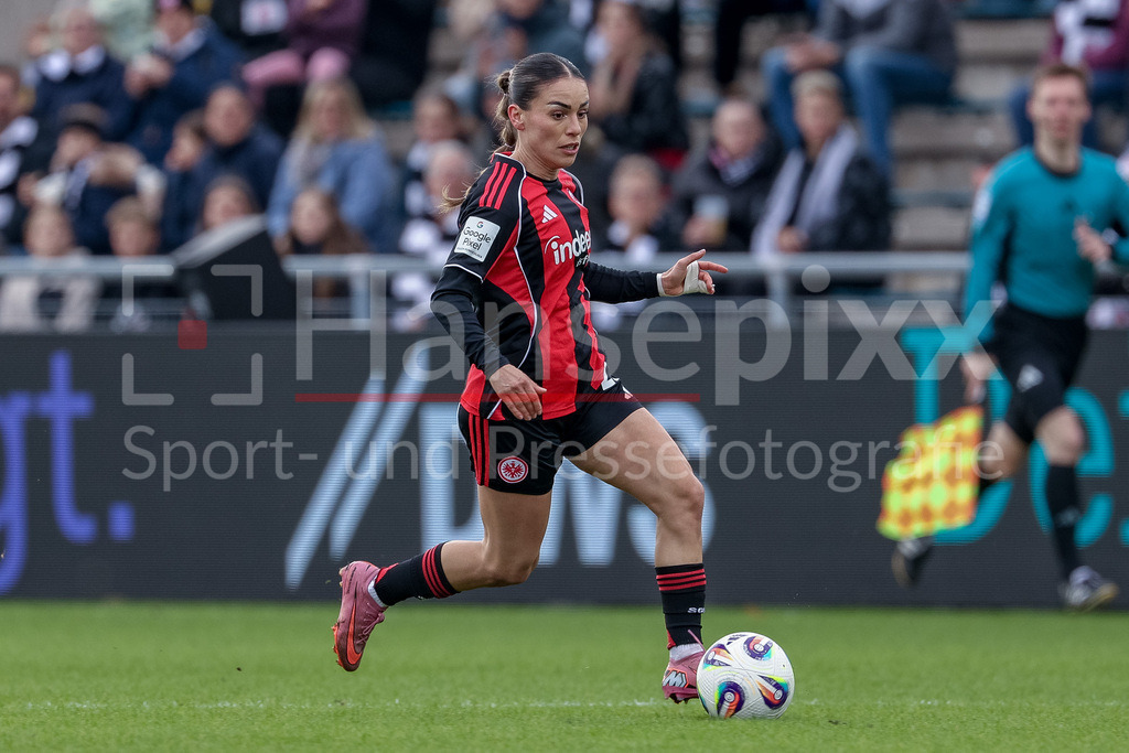 Fussball, Google Pixel Frauen-Bundesliga, Eintracht Frankfurt - SV Werder Bremen | Ereleta Memeti (Eintracht Frankfurt, 27) am Ball, Freisteller, Einzelbild, Ganzkörper, Aktion, Action, Spielszene, DIE DFB-RICHTLINIEN UNTERSAGEN JEGLICHE NUTZUNG VON FOTOS ALS SEQUENZBILDER UND/ODER VIDEOÄHNLICHE FOTOSTRECKEN. DFB REGULATIONS PROHIBIT ANY USE OF PHOTOGRAPHS AS IMAGE SEQUENCES AND/OR QUASI-VIDEO.