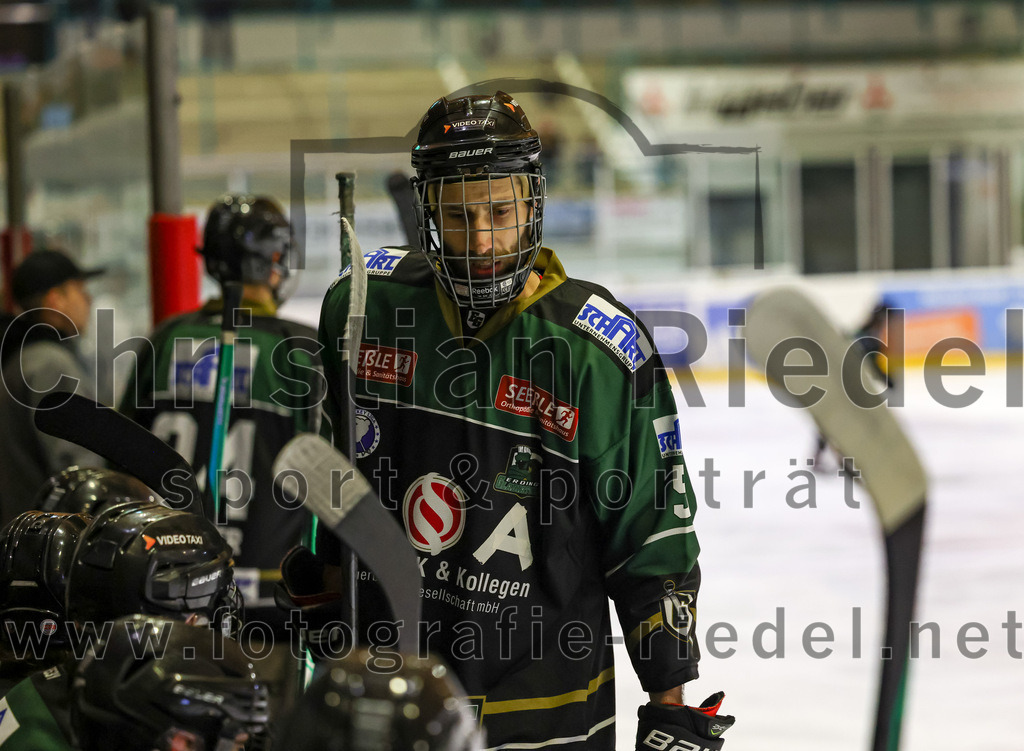 2022-11-06_069_TSV_Erding_gegen_EHC_Koenigsbrunn | Erding, Deutschland, 06.11.2022:
Eishockey, Bayernliga 2022 / 2023, 11. Spieltag, TSV Erding gegen EHC Königsbrunn, Endergebnis: 1:7

Florian Zimmermann (Erding Gladiators, #5)

Foto: Christian Riedel / fotografie-riedel.net