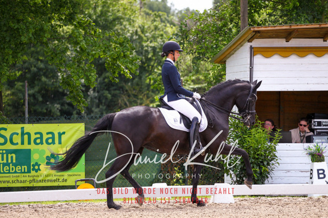 DKP41044 | Turnierfotos kaufen im Webshop von Daniel Kuhl Photography – entdecke professionelle Reitsportfotos aus Turnieren & Events. Hochwertige Turnierbilder online bestellen & sichern. Jetzt Fotos von Reitsportturnieren kaufen!