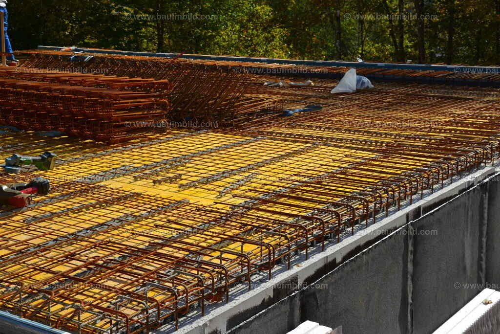 Bewehrung Betondecke | Baustahlmatten und gebogener Baustahl auf gelben Schalungsplatten 
