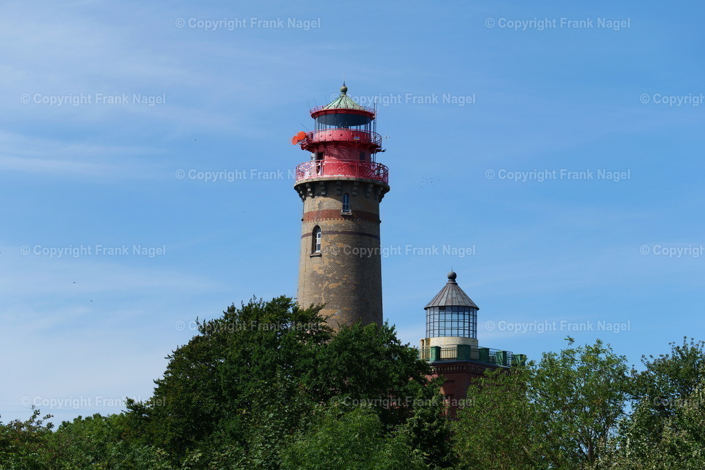 Leuchttürme Kap Arkona | Am Kap Arkona stehen 3 Türme. Davon ist der Leuchtturm neben dem Schinkelturm als Seefeuer aktiv. Im Schinkelturm ist ein Museum mit Ausstellungen zu den Leuchttürmen. Im Schinkelturm finden Hochzeiten statt. - Realisiert mit Pictrs.com