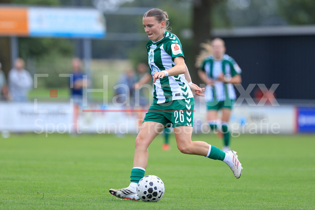 Fussball, Testspiel Frauen, FC Twente Enschede - SV Werder Bremen | Sarah Ernst (SV Werder Bremen, 26) am Ball, Einzelbild, Ganzkörper, Aktion, Action, Spielszene