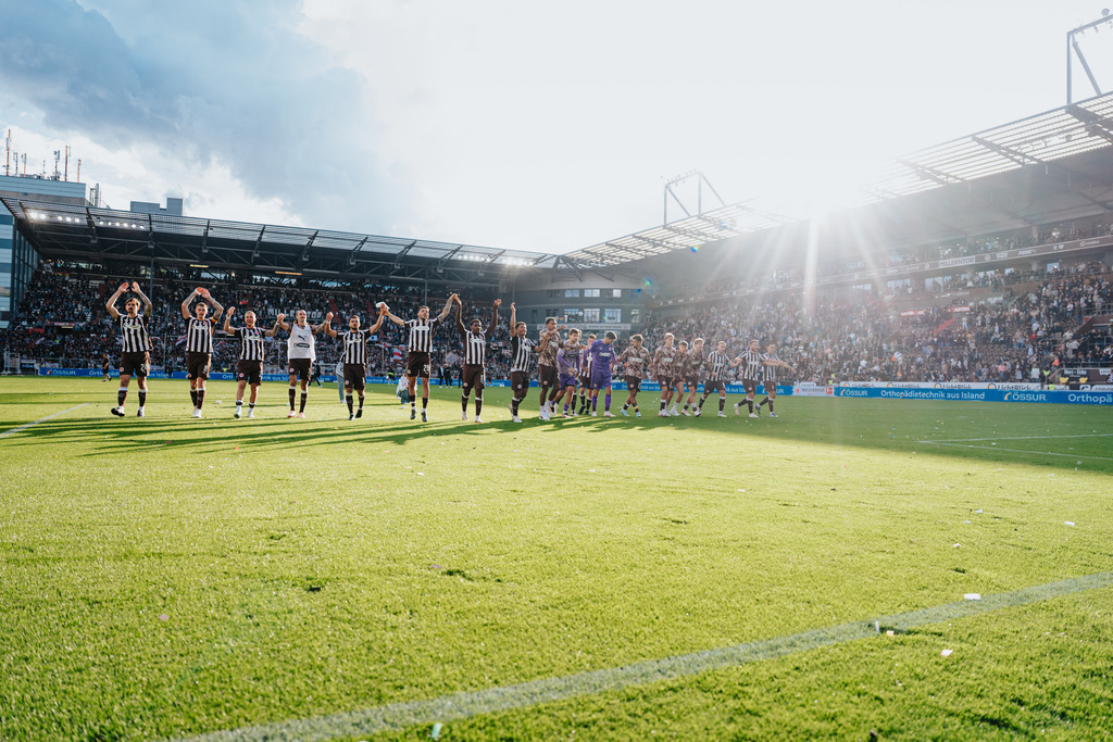 FCS05596 | Der offizielle Shop für FC St. Pauli Fotos. Wähle aus Spielszenen & Fanmomenten dein FCSP Wunschformat. Wir liefern Millerntor-Atmosphäre.