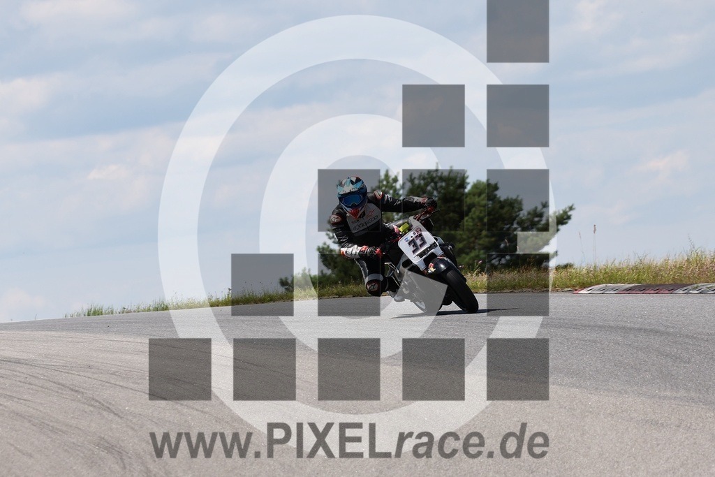 0033-20240706_03495 | Schöne Erinnerungen an spannende Momente - das festzuhalten ist unser Job. PIXELrace.de ist seit 2003 auf den Rennstrecken Europas unterwegs um die Action draußen beim Fahren und die wunderbare Stimmung imm Fahrerlager für euch einzufangen.