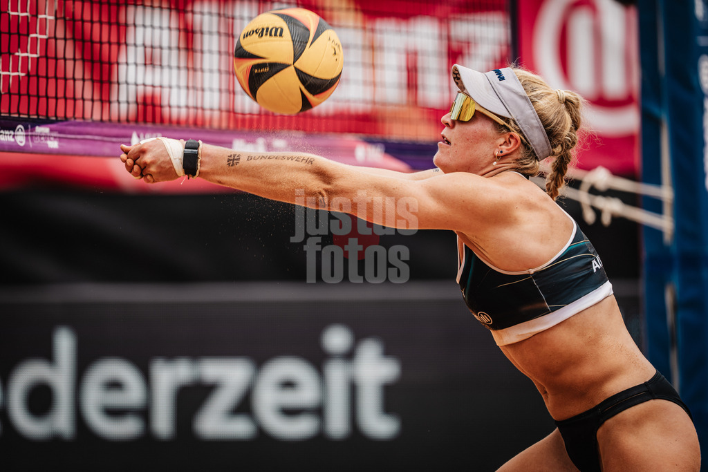 Beachvolleyball | Frauen | Allianz German Beach Tour 2025 | Tourstop München | 04.07.2025 | Melanie Paul spielt den Ball